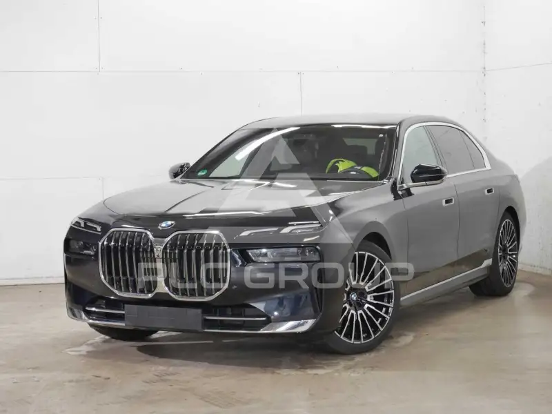 2025 BMW 740