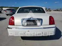 2000 Lincoln Town photo
