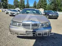 2000 Lincoln Town фото