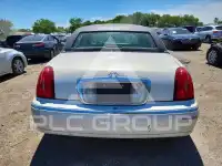 2000 Lincoln Town photo