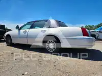 2000 Lincoln Town photo