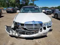 2000 Lincoln Town photo