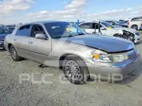 2000 Lincoln Town photo