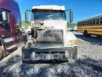 2000 Volvo VNL photo