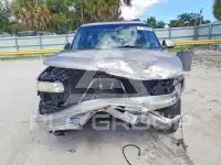 2001 Chevrolet Suburan photo