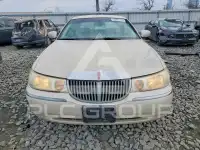 2001 Lincoln Town photo