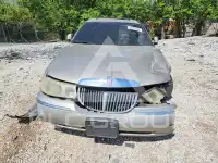 2001 Lincoln Town photo