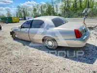 2001 Lincoln Town photo