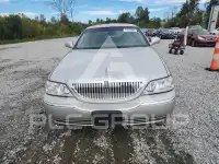 2003 Lincoln Town photo
