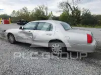 2003 Lincoln Town photo