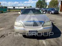 2003 Lincoln Town фото