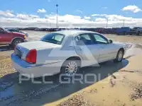 2003 Lincoln Town photo