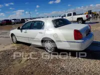 2003 Lincoln Town photo