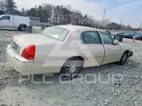2003 Lincoln Town photo