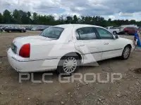2003 Lincoln Town photo