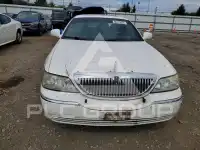 2003 Lincoln Town photo