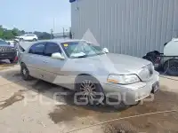 2003 Lincoln Town photo