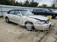 2003 Lincoln Town photo