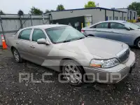 2003 Lincoln Town photo