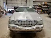 2003 Lincoln Town photo