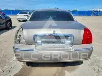 2003 Lincoln Town photo
