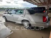 2003 Lincoln Town photo