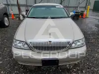 2003 Lincoln Town photo