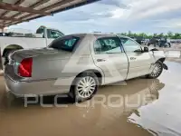 2003 Lincoln Town photo