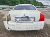 2003 Lincoln Town photo