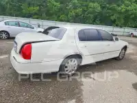 2003 Lincoln Town photo