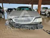 2003 Lincoln Town photo