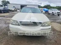 2003 Lincoln Town photo