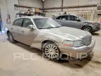 2003 Lincoln Town photo