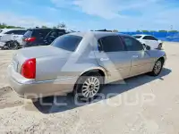 2003 Lincoln Town photo