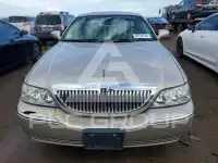 2003 Lincoln Town photo