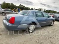 2004 Lincoln Town photo