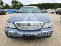 2004 Lincoln Town photo