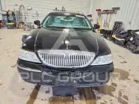 2004 Lincoln Town photo