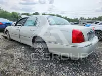 2004 Lincoln Town photo