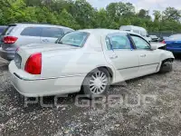 2004 Lincoln Town photo