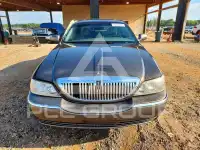 2004 Lincoln Town photo