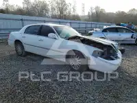2004 Lincoln Town photo