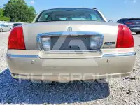 2004 Lincoln Town photo