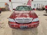 2004 Lincoln Town photo