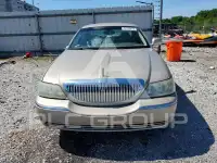 2004 Lincoln Town photo
