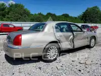 2004 Lincoln Town photo