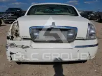 2004 Lincoln Town photo