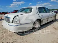 2004 Lincoln Town photo