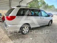 2004 Toyota SIENNA photo