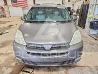 2004 Toyota SIENNA photo